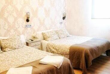 هتل Hostal Juan Bravo