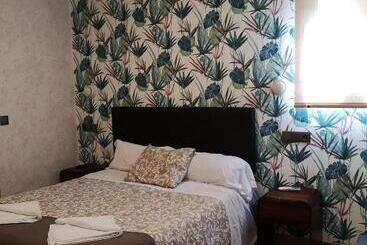 هتل Hostal Juan Bravo