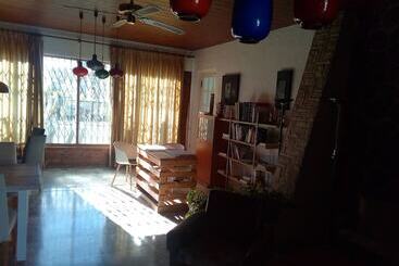 هتل Hostal Lleida