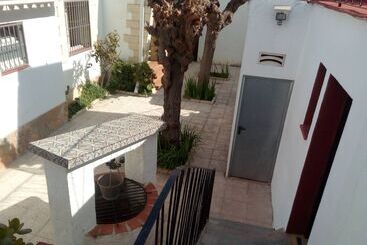 هتل Hostal Lleida