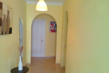 هتل Hostal Lleida