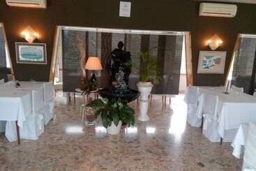 هتل Hostal Lleida