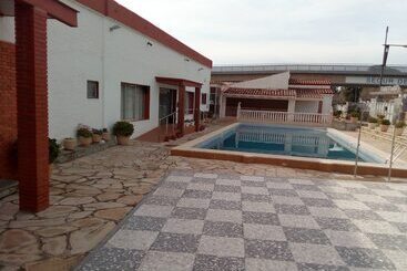 هتل Hostal Lleida