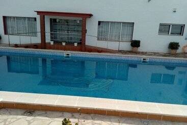 هتل Hostal Lleida