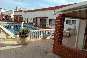 هتل Hostal Lleida