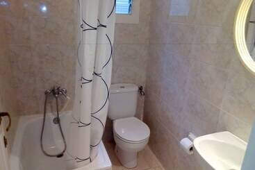 هتل Hostal Lleida