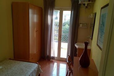 هتل Hostal Lleida