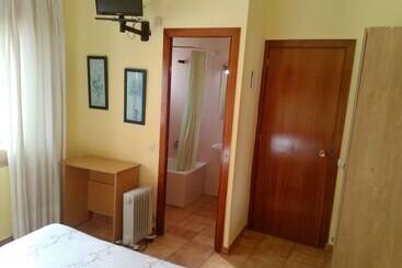 هتل Hostal Lleida