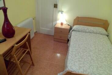 هتل Hostal Lleida