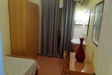 هتل Hostal Lleida