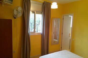 هتل Hostal Lleida