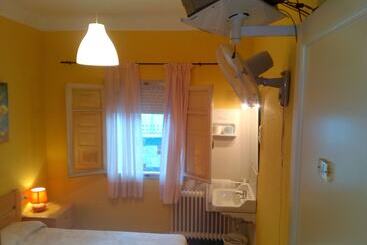 هتل Hostal Lleida