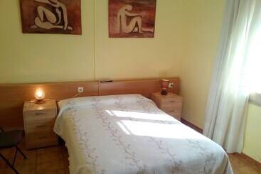 هتل Hostal Lleida