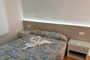 هتل Hostal Montsant
