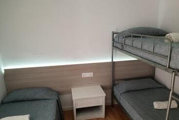 هتل Hostal Montsant