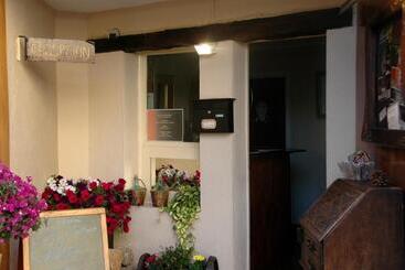 هتل Hostal Montsant