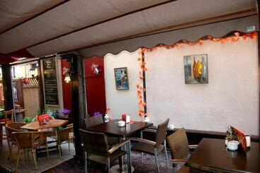 هتل Hostal Montsant