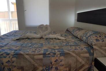 هتل Hostal Montsant