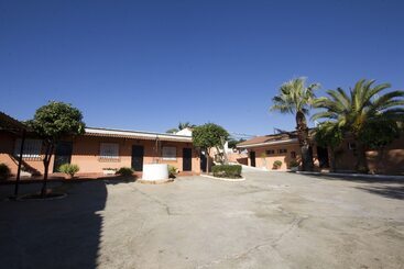 هتل Hostal Nueva Andalucia