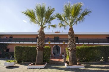 هتل Hostal Nueva Andalucia
