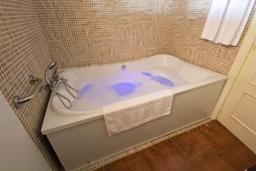 هتل Hostal Nueva Andalucia