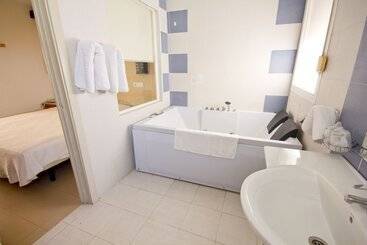 هتل Hostal Nueva Andalucia