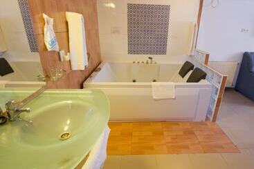 هتل Hostal Nueva Andalucia
