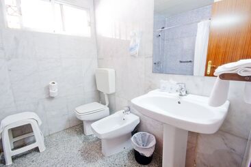 هتل Hostal Nueva Andalucia