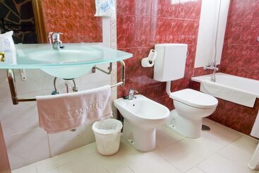 هتل Hostal Nueva Andalucia