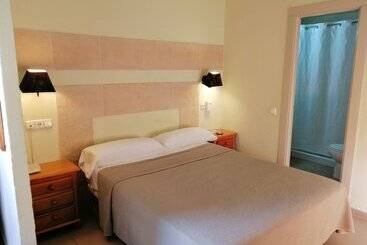 هتل Hostal Nueva Andalucia