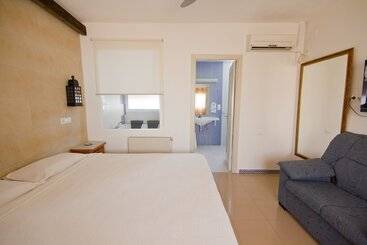 هتل Hostal Nueva Andalucia