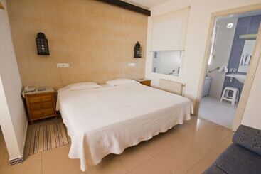 هتل Hostal Nueva Andalucia