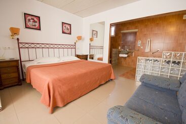 هتل Hostal Nueva Andalucia