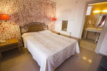 هتل Hostal Nueva Andalucia