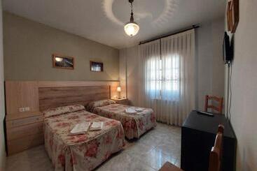 هتل Hostal Restaurante Villa De Sepúlveda