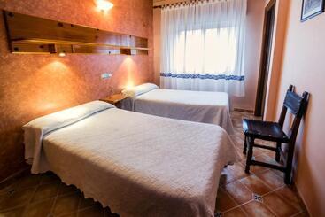 هتل Hostal Romi