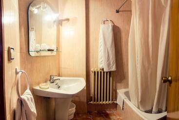 هتل Hostal Romi
