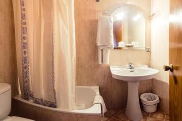هتل Hostal Romi
