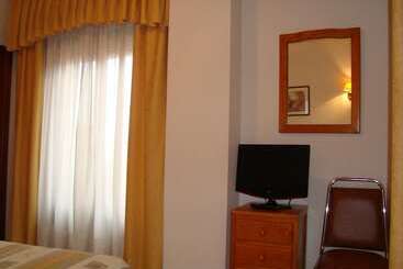 هتل Hostal Universal