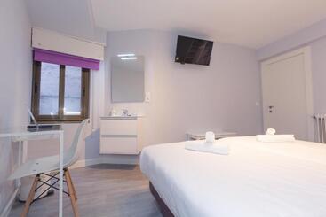 هتل Hostal Viena