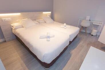 هتل Hostal Viena