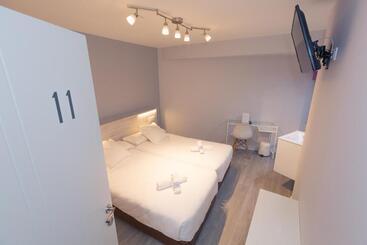هتل Hostal Viena