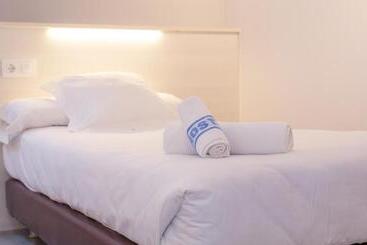 هتل Hostal Viena