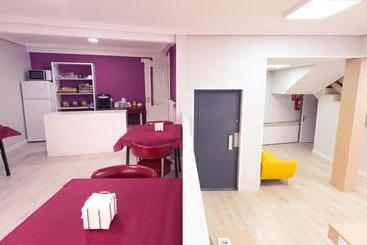 هتل Hostal Viena