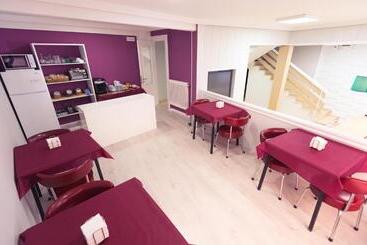 هتل Hostal Viena