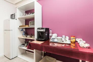 هتل Hostal Viena