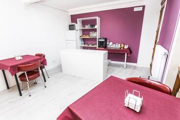 هتل Hostal Viena