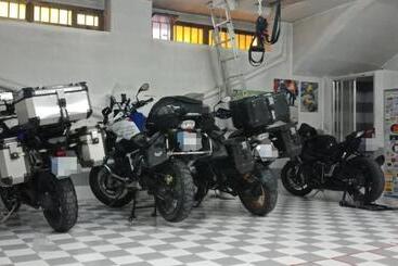هتل Hostal Viena