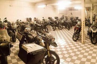 هتل Hostal Viena