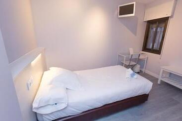 هتل Hostal Viena